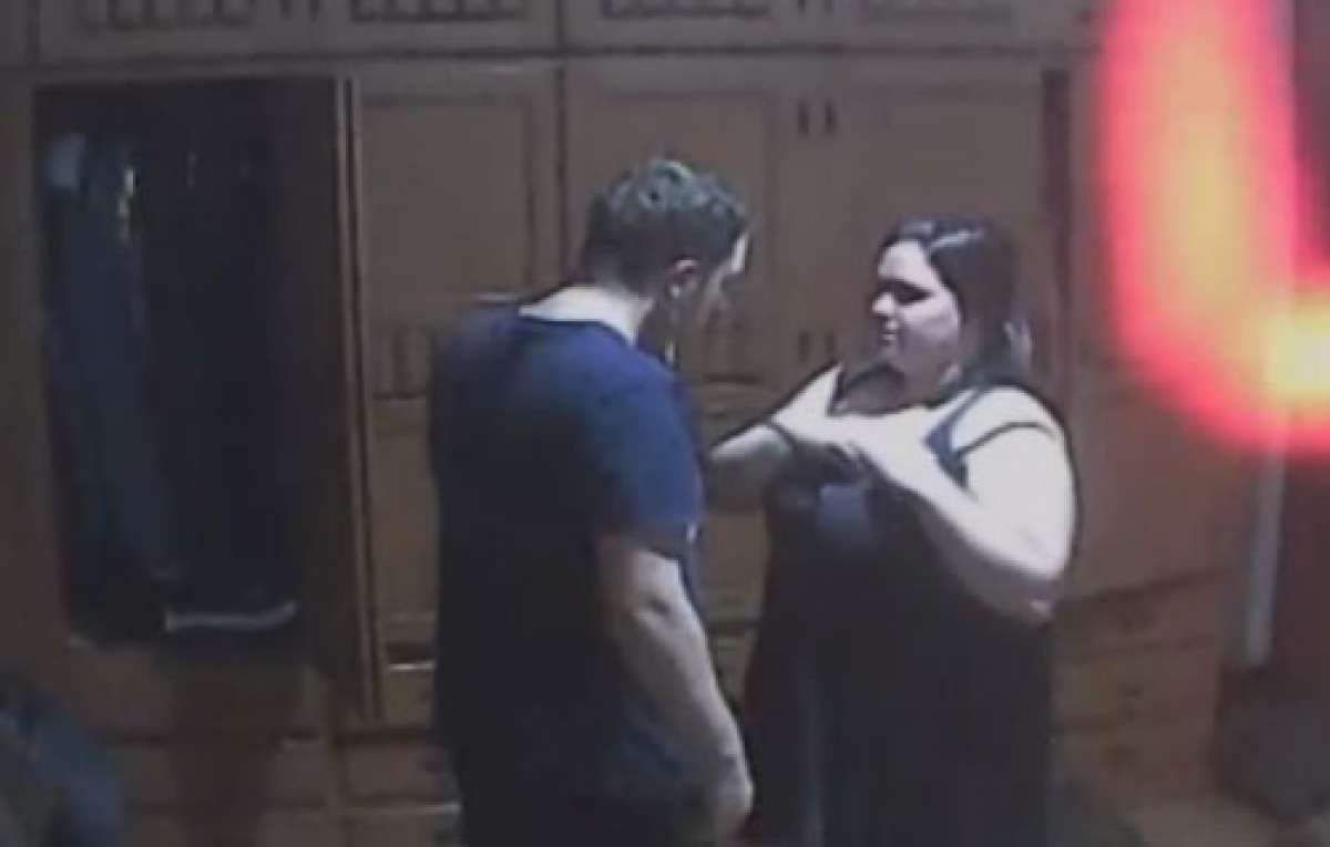 O casal no quarto da vítima no momento do crime