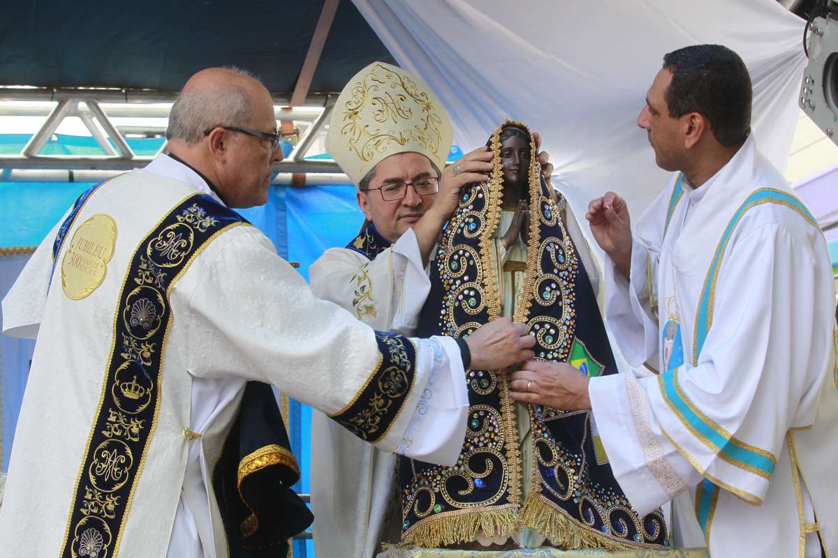 Fi&eacute;is lotam igreja matriz de Nossa Senhora Aparecida no Cachambi, na Zona Norte - Ma&iacute;ra Coelho / Ag&ecirc;ncia O Dia 