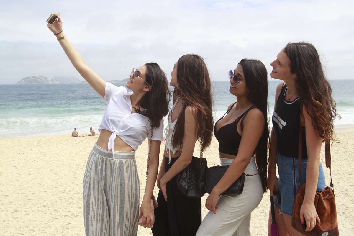 12/10/2018 -  Primeiro dia da Opera&ccedil;&atilde;o Ver&atilde;o nas praias-  O esquema operacional &eacute; integrado com a Pol&iacute;cia Militar e &oacute;rg&atilde;os da Prefeitura. Praia de Ipanema, Zona Sul do Rio.   Foto de Ma&iacute;ra Coelho / Ag&ecirc;ncia O Dia.  Cidade, Clima, Feriado, Praia, Policiais, Praia, Bola, Lazer, Seguran&ccedil;a, Selfie