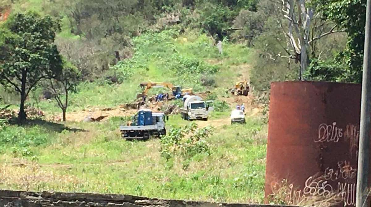 Rompimento de tubulação da Cedae alagou ruas e casas em Nova Iguaçu