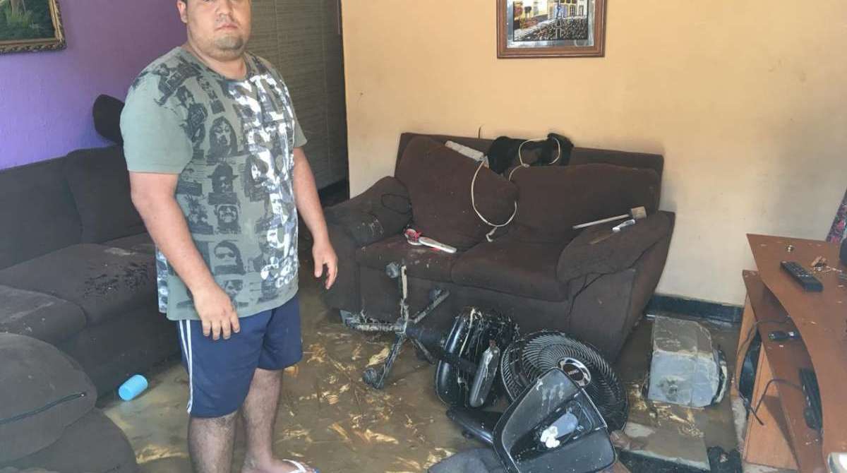 Rompimento de tubulação da Cedae alagou ruas e casas em Nova Iguaçu