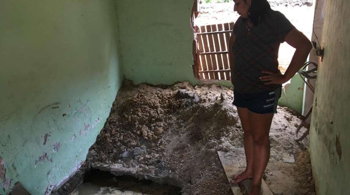Marilda David de Souza observa o estrago que o rompimento provocou na sua casa pela quarta-vez - Rafael Nascimento / Agência O Dia
