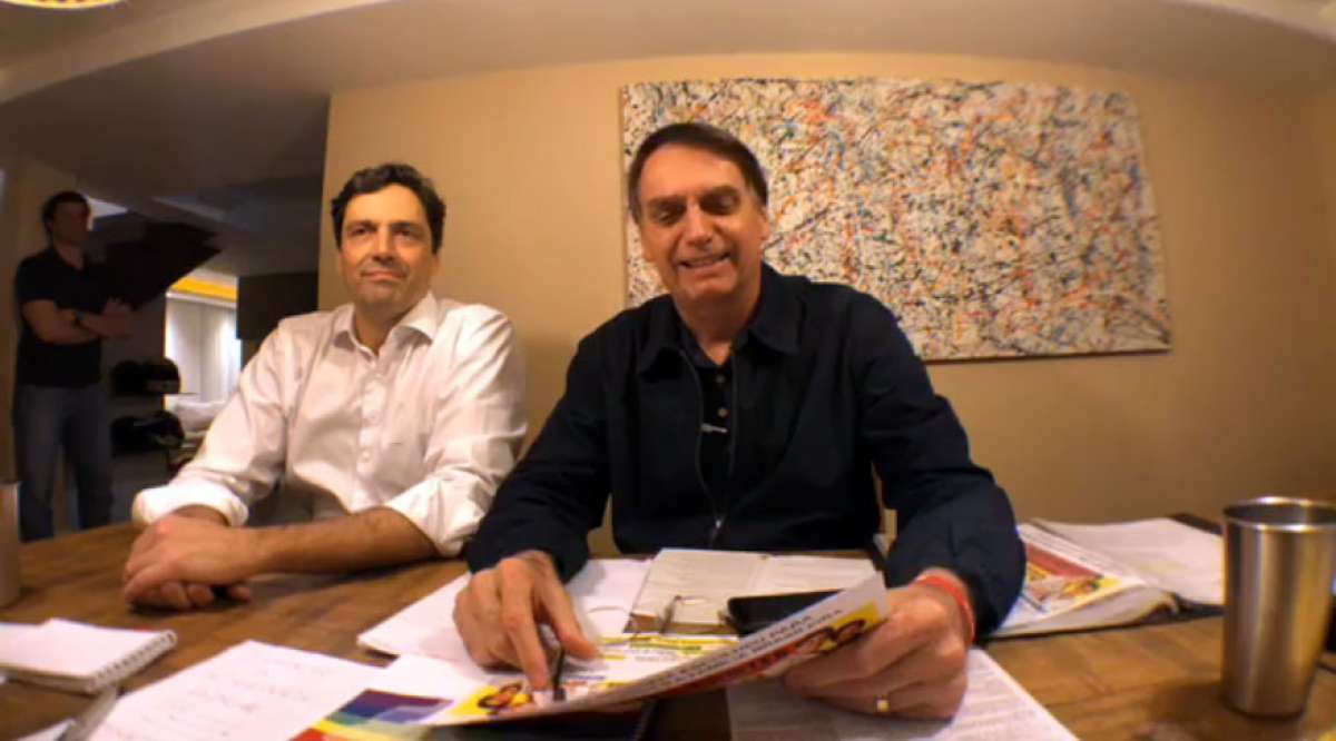 Bolsonaro em mais uma transmissão ao vivo - Reprodução / Facebook