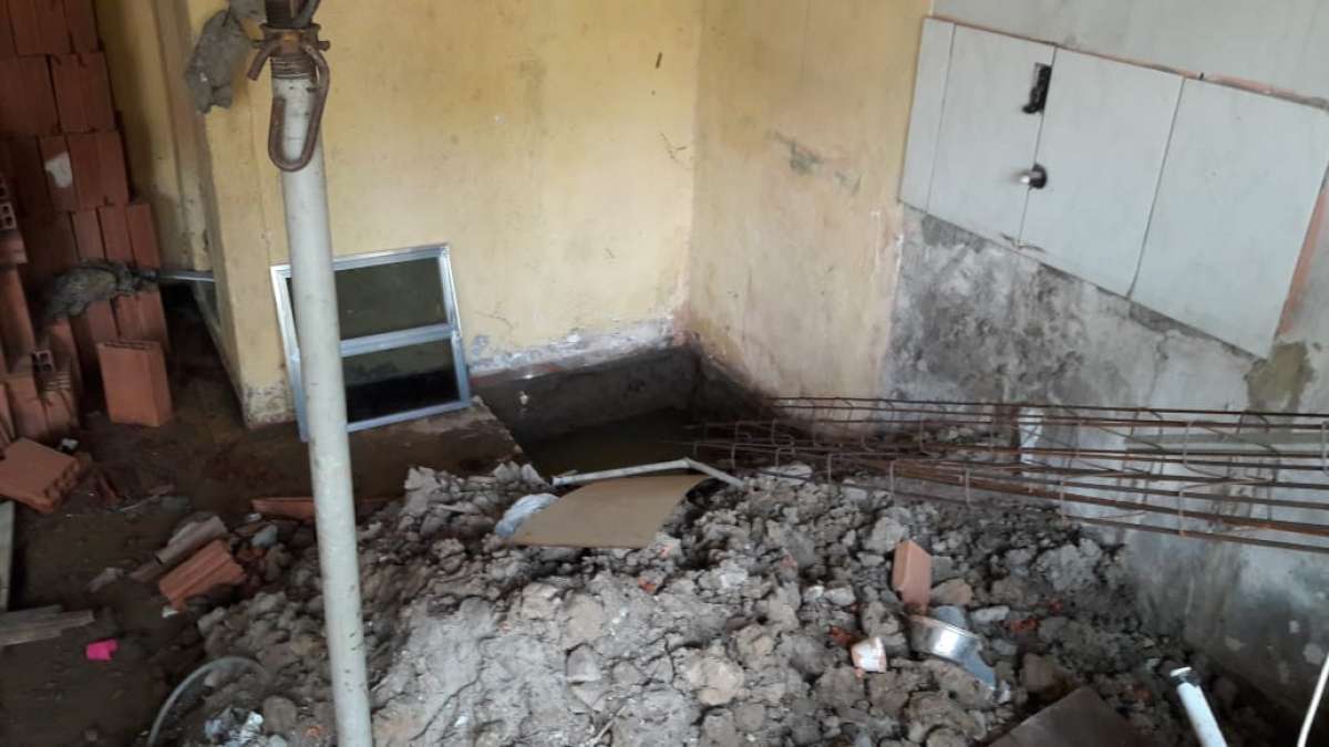 Famílias perdem tudo em rompimento de adutora da Cedae, em Nova Iguaçu, na Baixada Fluminense - Agência O DIA/ Mario Esteves  