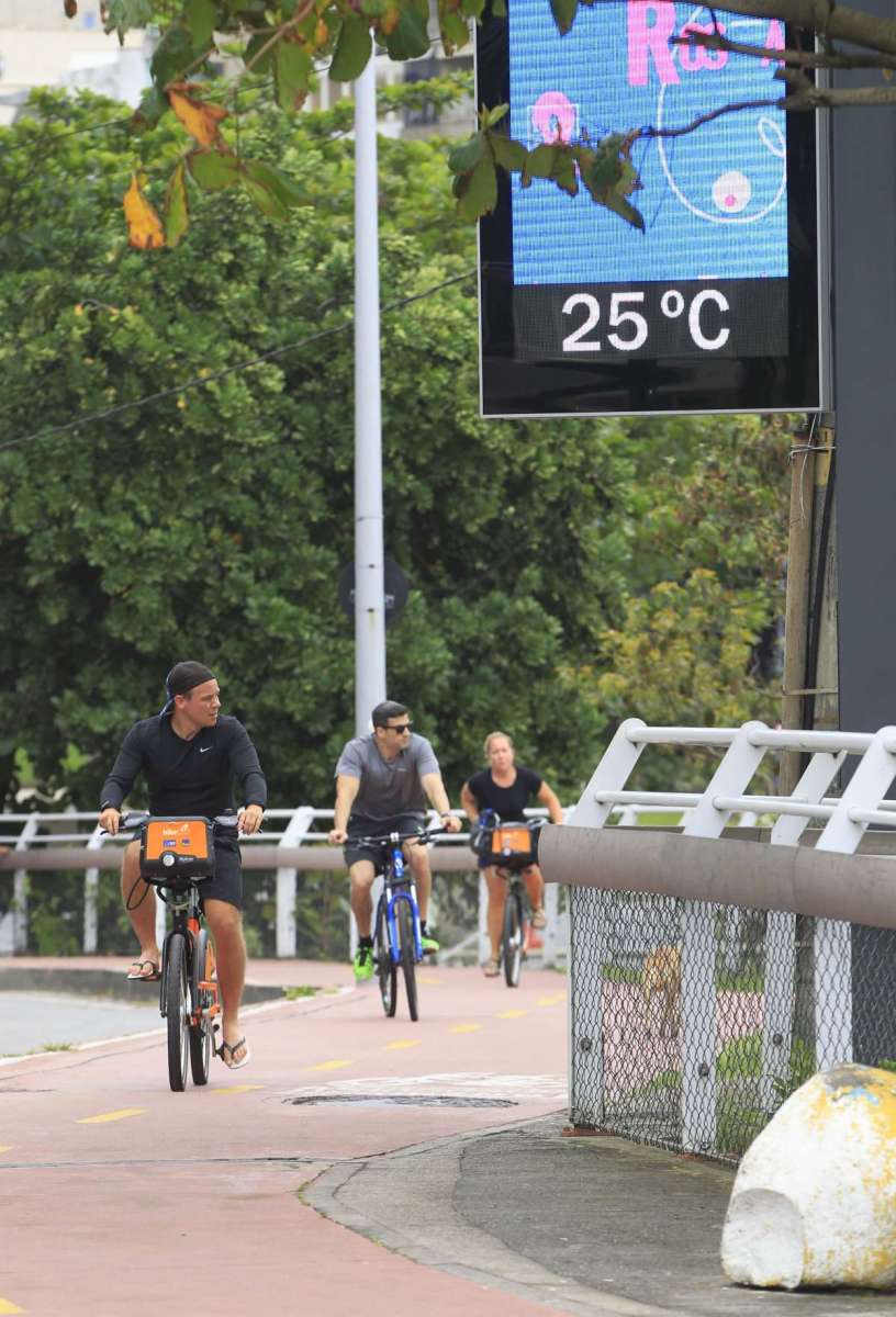 Lazer no domingo. Na foto, Tempo nublado e clima abafado no Aterro do Flamengo.     