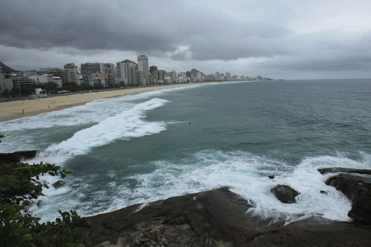 Lazer no domingo. Na foto, Tempo nublado e clima abafado no mirante do Leblon.      - Estefan Radovicz / Agência O Dia 