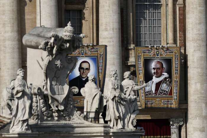 Retratos do Papa Paulo VI (Ã  direita) e do martirizado salvadorenho Oscar Romero (Ã  esquerda) sÃ£o vistos durante a missa de canonizaÃ§Ã£o na PraÃ§a de SÃ£o Pedro, no Vaticano