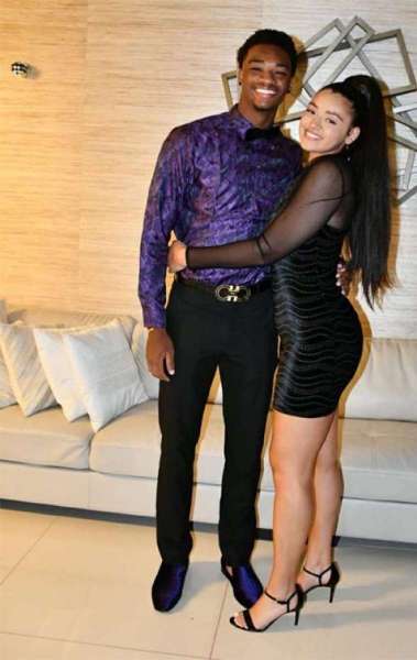 Camilly Vict&oacute;ria, filha de Xanddy e Carla Perez, com o namorado