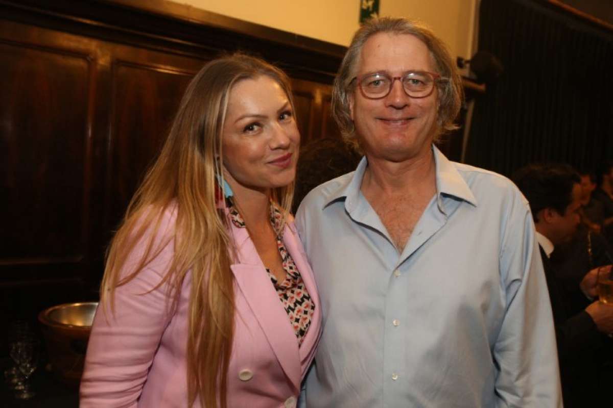 O curador da mostra Pieter Tjabbes, da Art Unlimited, e Elena Korpusenko, atual presidente da Fenacap