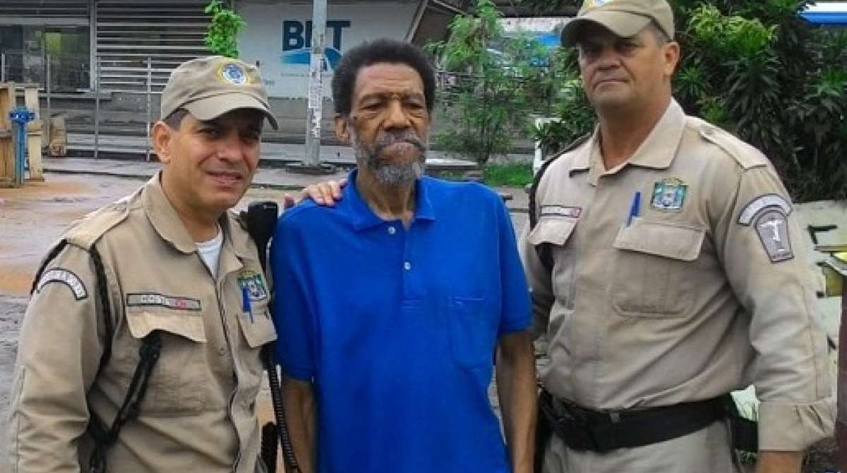 Guardas municipais ajudam idoso com Alzheimer a reencontrar família