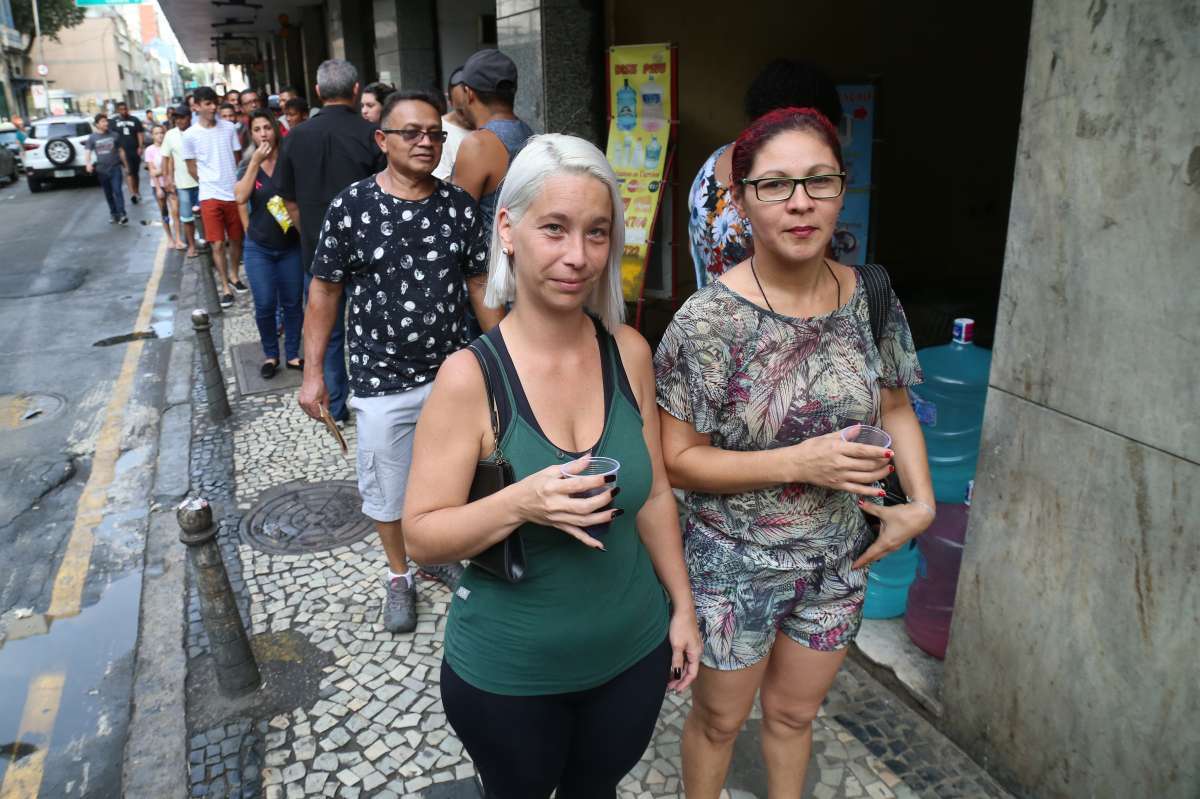 Camila (esp.) esperou mais de 3 horas na fila para entregar a carta  - Foto: Daniel Castelo Branco