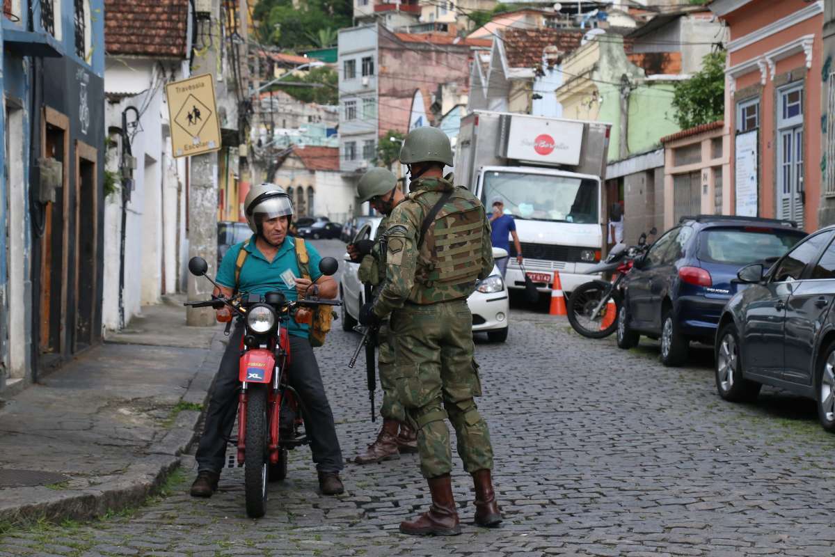 Militares revistam veículos próximo ao Túnel Santa Barbara, sentido Centro - Foto: Daniel Castelo Branco