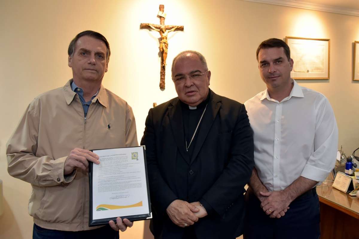 Jair e Flávio Bolsonaro encontram o arcebispo do Rio de Janeiro, Dom Orani  - Gustavo de Oliveira/ ArqRio