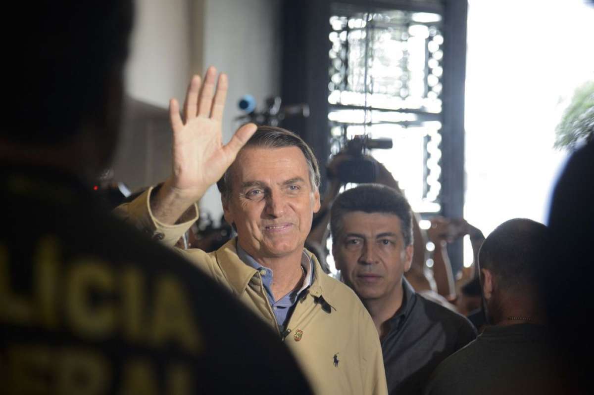 Candidato do PSL à Presidência da República, Jair Bolsonaro, visita a sede da Superintendência da Polícia Federal, no centro do Rio - Tânia Rêgo/Agência Brasil