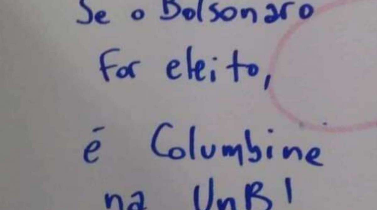 Mensagem escrita à caneta faz referência ao atentado cometido por alunos de uma escola do Colorado, nos Estados Unidos, há quase 20 anos - Reprodução