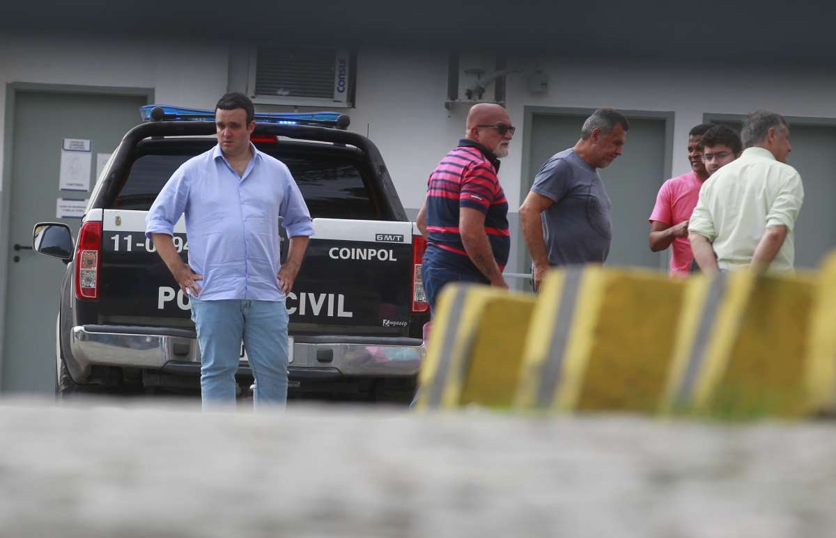 18/10/2018 -A Corregedoria Geral da Polícia Civil (Coinpol) realizou, na manhã desta quinta-feira, uma operação para prender dois delegados e cinco inspetores da corporação. A Operação Infiltrados, como foi nomeada, prendeu os delegados Leonardo Guimarães de Godoy Garcia Grivot, plantonista da 52ª DP Nova Iguaçu ( Blusa social preta), e Matheus de Almeida Romanelli Lopes, titular da 53ª DP Mesquita ( blusa social azul), ambas na Baixada Fluminense. Na Foto : Os delegados e os investigadores presos na operação chegam ao antigo presídio do BEP. Foto de Maíra Coelho / Agência O Dia. Polícia, Morte, tiro, Assalto, Violência, Corrupção, Sequestro, Extorsão