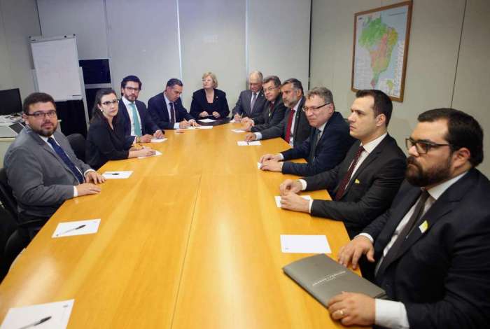 A ministra Rosa Weber, com os ministros Luís Roberto Barroso e Edson Fachin, em reunião com os departamentos jurídicos das duas candidaturas à Presidência da República
