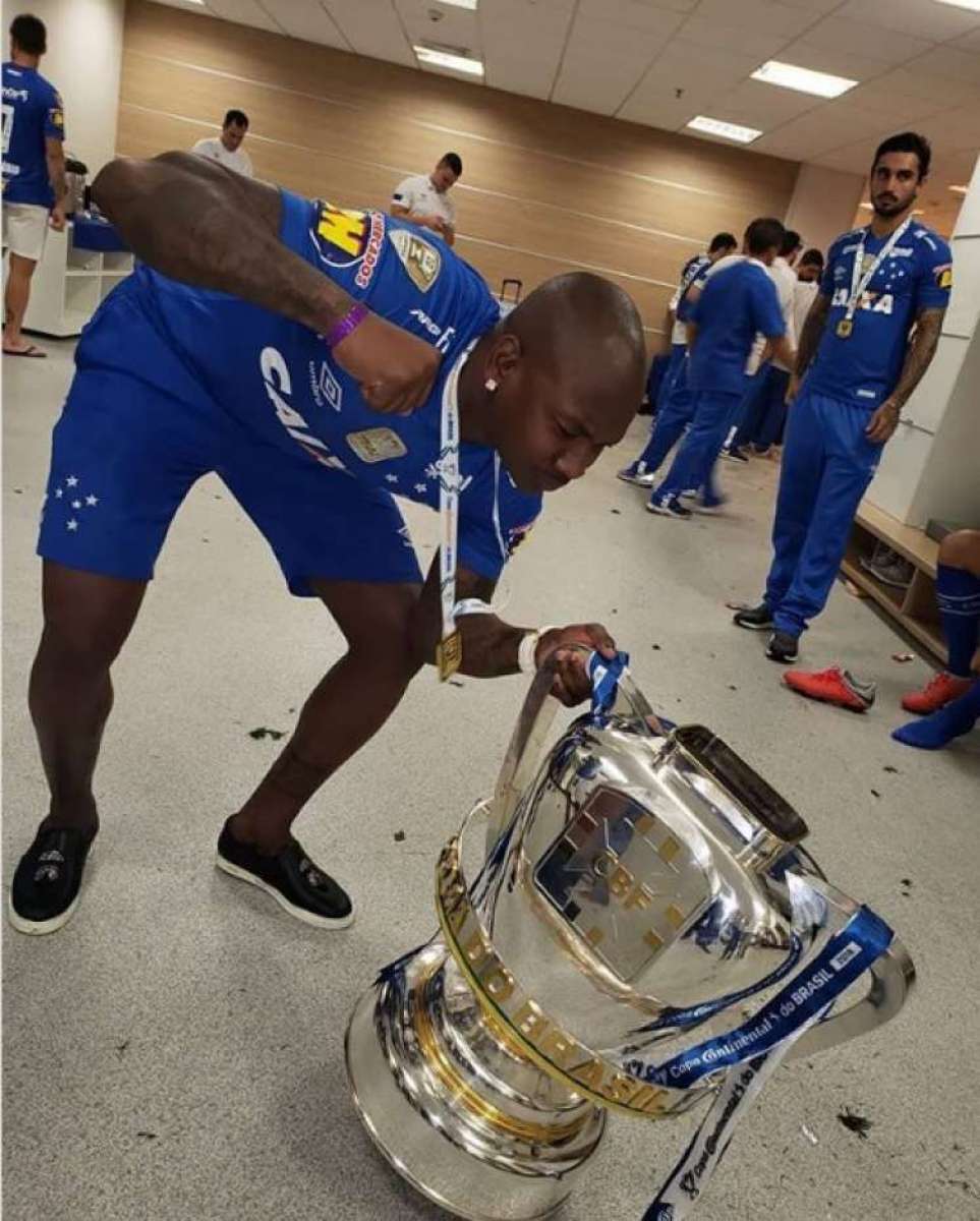 Sassá postou foto inusitada com taça após final da Copa do Brasil - Reprodução Instagram