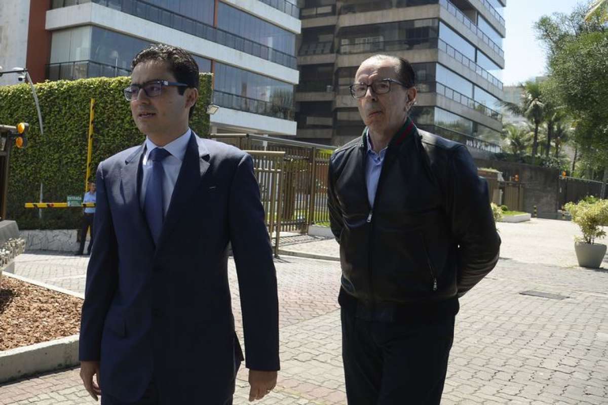 Os m&eacute;dicos Leandro Echenique, cirurgi&atilde;o, e Antonio Luiz Macedo, cardiologista, fizeram novos exames em Jair Bolsonaro 
