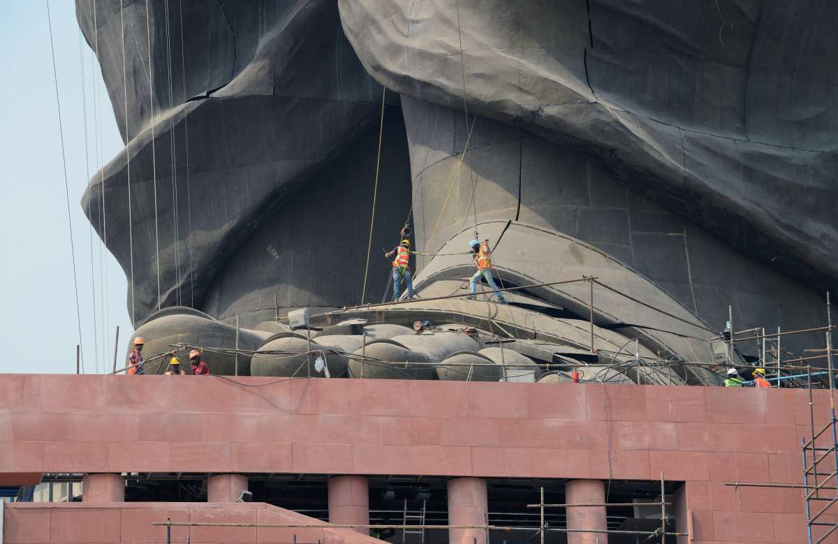 Trabalhadores estão finalizando a construção da maior estátua do mundo, que homenageia o líder da independência Sardar Vallabhbhai Patel
