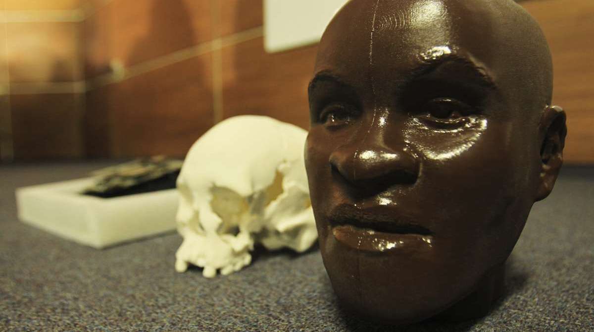 Museu Nacional apresenta em uma caixa, os pedaços do cranio da ossada batizada como Luzia e que estava desaparecido desde o incêndio no Museu. Na foto, funcionário do museu exibe a caixa com a partes do cranio