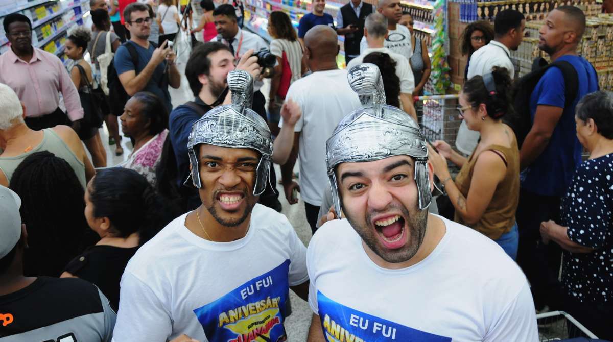 Anivers&aacute;rio Guanabara.  Na loja da Rua Maxell, em Vila Isabel,Multid&atilde;o tomou conta de todos os espa&ccedil;os do Mercado ap&oacute;s a abertura &agrave;s 8Hs.  