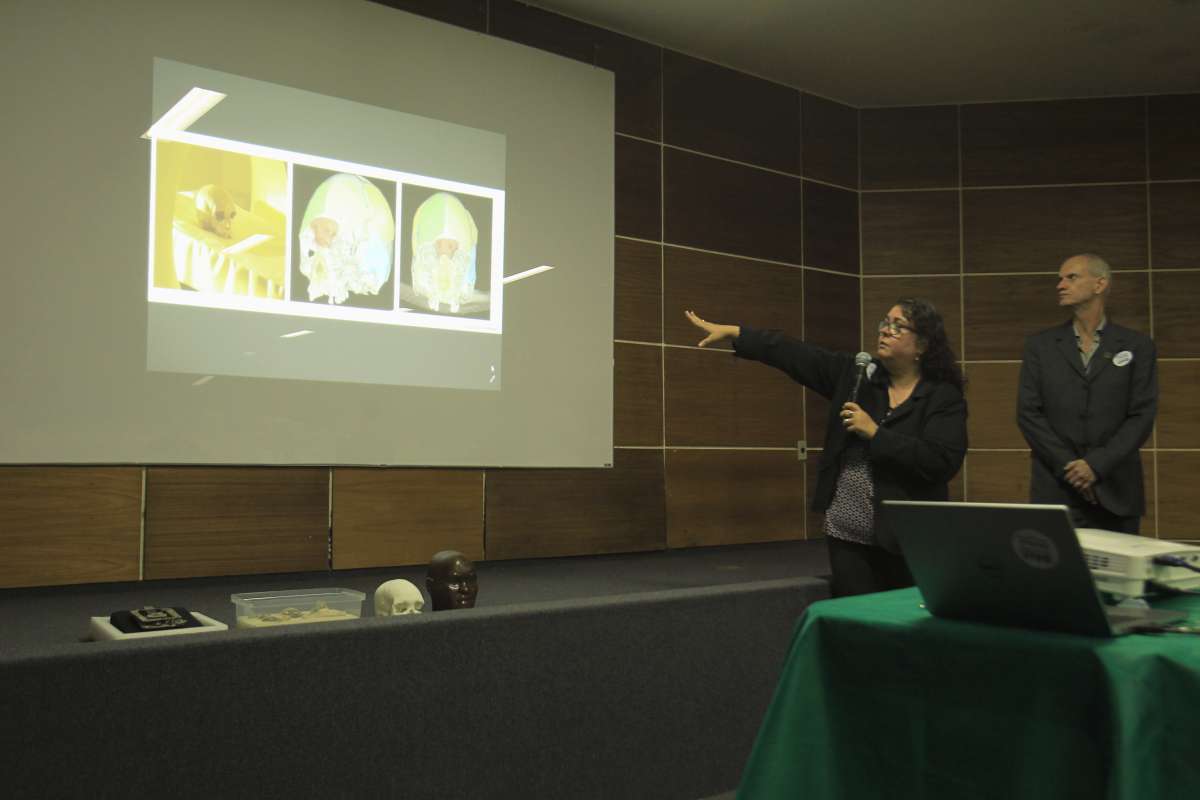 Museu Nacional apresenta em uma caixa, os pedaços do cranio da ossada batizada como Luzia e que estava desaparecido desde o incêndio no Museu. Na foto, funcionário do museu exibe a caixa com a partes do cranio