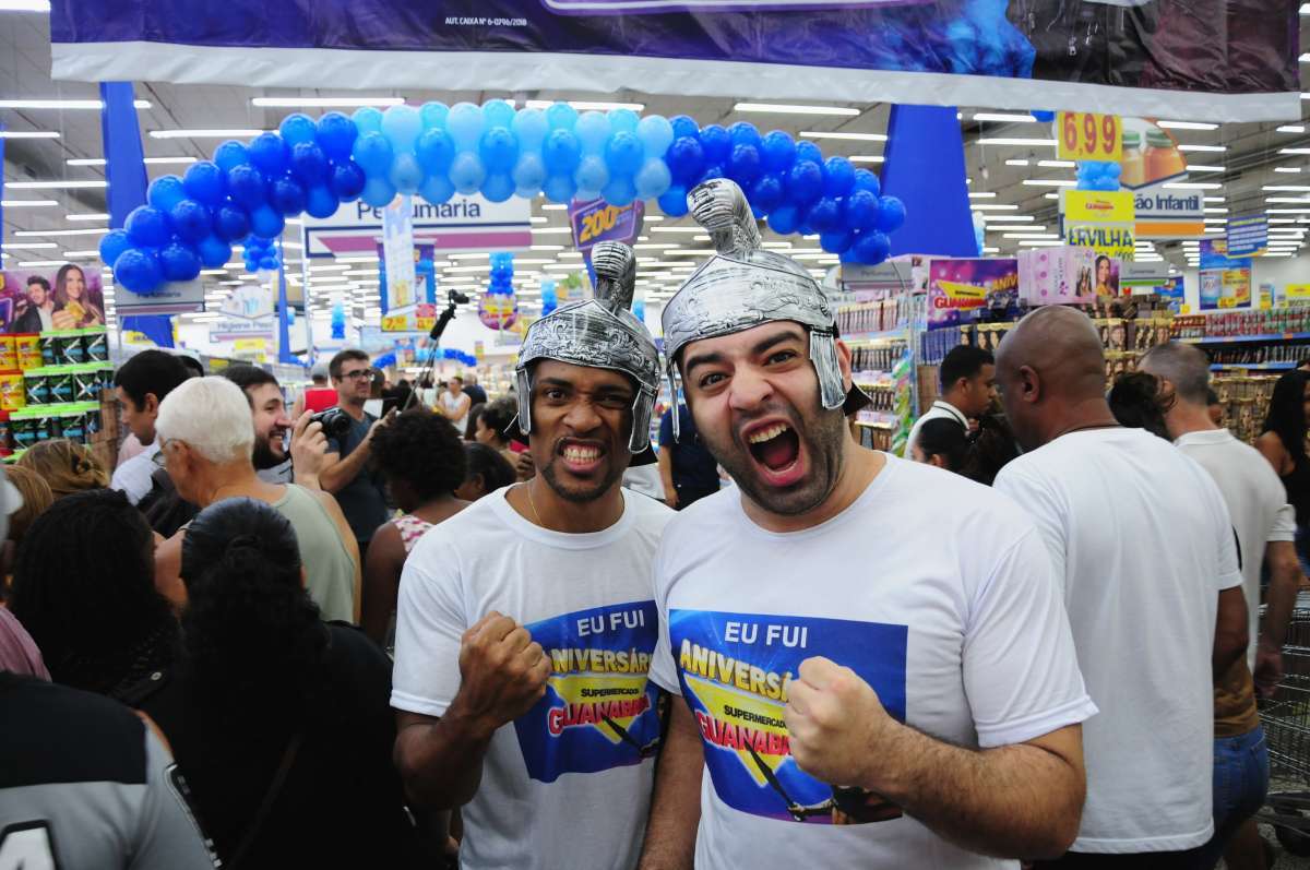 Anivers&aacute;rio Guanabara.  Na loja da Rua Maxell, em Vila Isabel,Multid&atilde;o tomou conta de todos os espa&ccedil;os do Mercado ap&oacute;s a abertura &agrave;s 8Hs.  