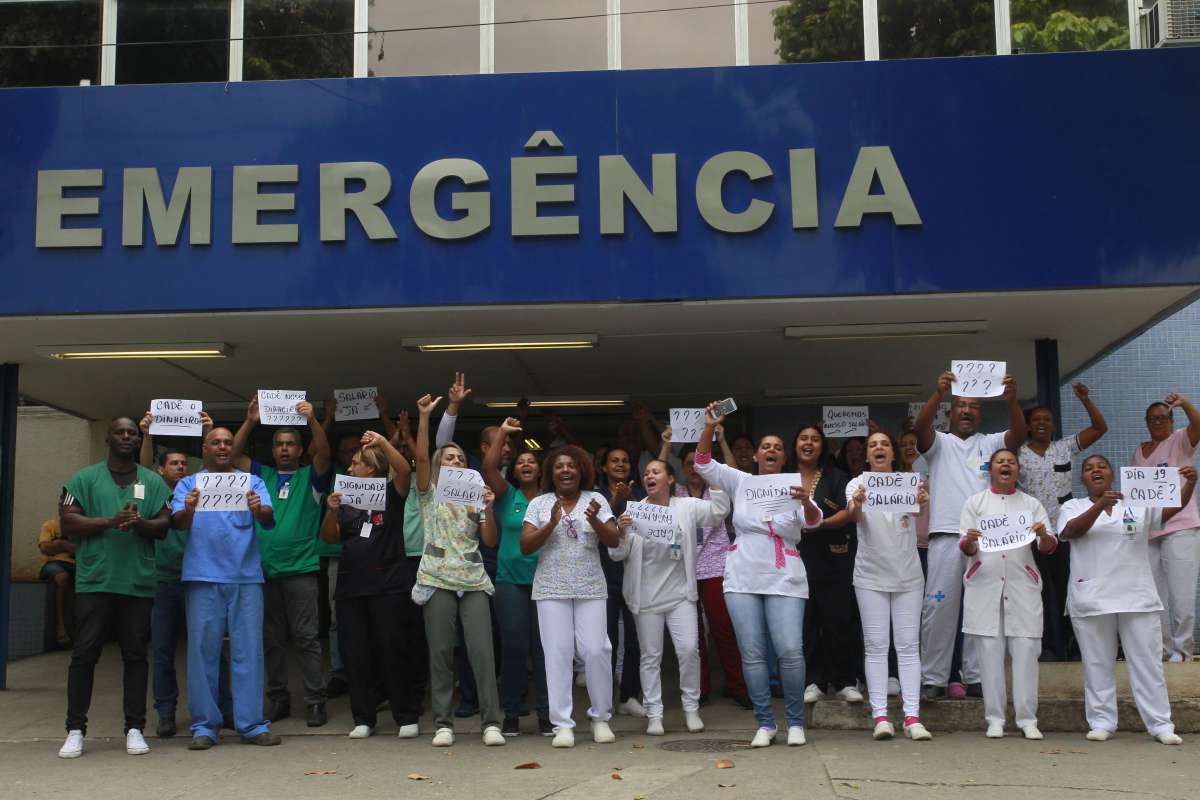 0-19-8--20- Funcion&aacute;rios do Hospital Municipal Albert  Schweitzer , em  Realengo, zona Oeste do Rio, protestam contra a falta de pagamentos dos sal&aacute;rios. A emerg&ecirc;ncia s&oacute; esta atendendo casos graves.  Foto de Ma&iacute;ra Coelho / Ag&ecirc;ncia O Dia.  Cidade, Sa&uacute;de, Doen&ccedil;a, Emergencia, Crivella, Prefeitura, Falta, Crise