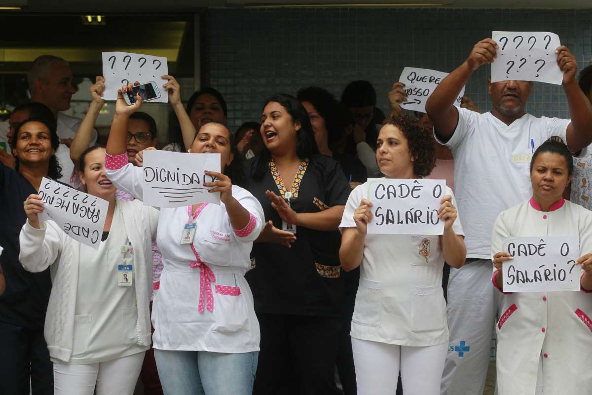 2018-10-19- Funcion&aacute;rios do Hospital Municipal Albert  Schweitzer , em  Realengo, zona Oeste do Rio, protestam contra a falta de pagamentos dos sal&aacute;rios. A emerg&ecirc;ncia s&oacute; esta atendendo casos graves.  Foto de Ma&iacute;ra Coelho / Ag&ecirc;ncia O Dia.  Cidade, Sa&uacute;de, Doen&ccedil;a, Emergencia, Crivella, Prefeitura, Falta, Crise