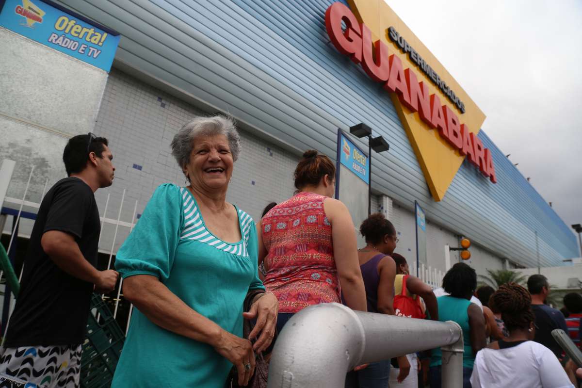 Anivers&aacute;rio Guanabara 2018, loja Niter&oacute;i na Av. Marechal Deodoro. Centenas de pessoas j&aacute; esperavam na fola desde as 5 horas da manh&atilde;. Houve correria quando as portas foram abertas, por&eacute;m, sem nenhum acidente ou confusao. Foto: Daniel Castelo Branco / Ag&ecirc;ncia O Dia