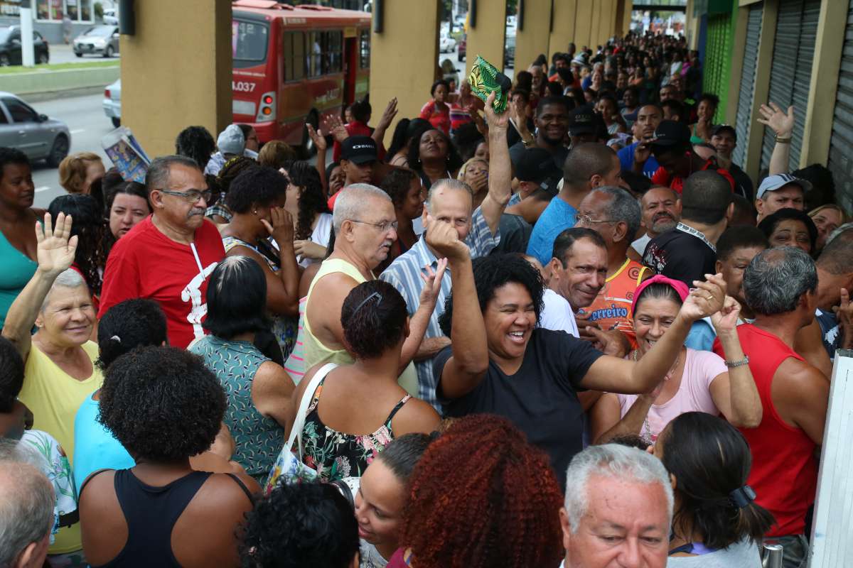 Anivers&aacute;rio Guanabara 2018, loja Niter&oacute;i na Av. Marechal Deodoro. Centenas de pessoas j&aacute; esperavam na fola desde as 5 horas da manh&atilde;. Houve correria quando as portas foram abertas, por&eacute;m, sem nenhum acidente ou confusao. Foto: Daniel Castelo Branco / Ag&ecirc;ncia O Dia