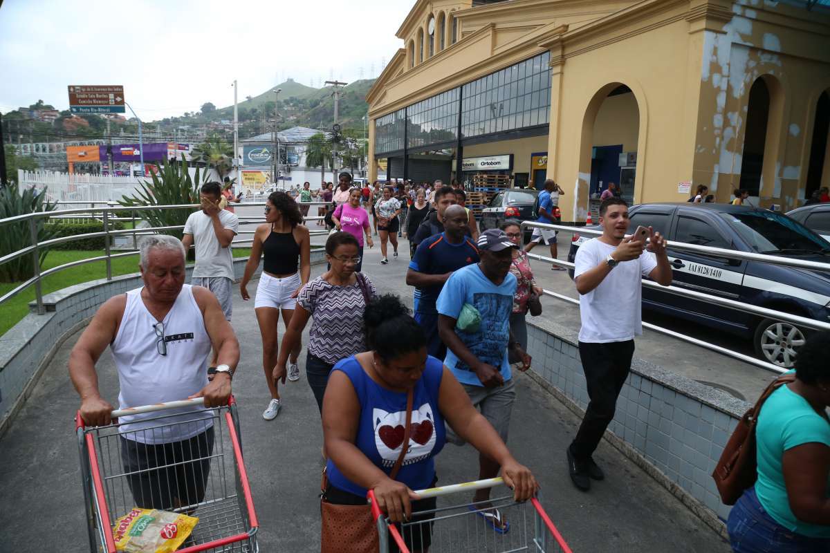 Anivers&aacute;rio Guanabara 2018, loja Niter&oacute;i na Av. Marechal Deodoro. Centenas de pessoas j&aacute; esperavam na fola desde as 5 horas da manh&atilde;. Houve correria quando as portas foram abertas, por&eacute;m, sem nenhum acidente ou confusao. Foto: Daniel Castelo Branco / Ag&ecirc;ncia O Dia
