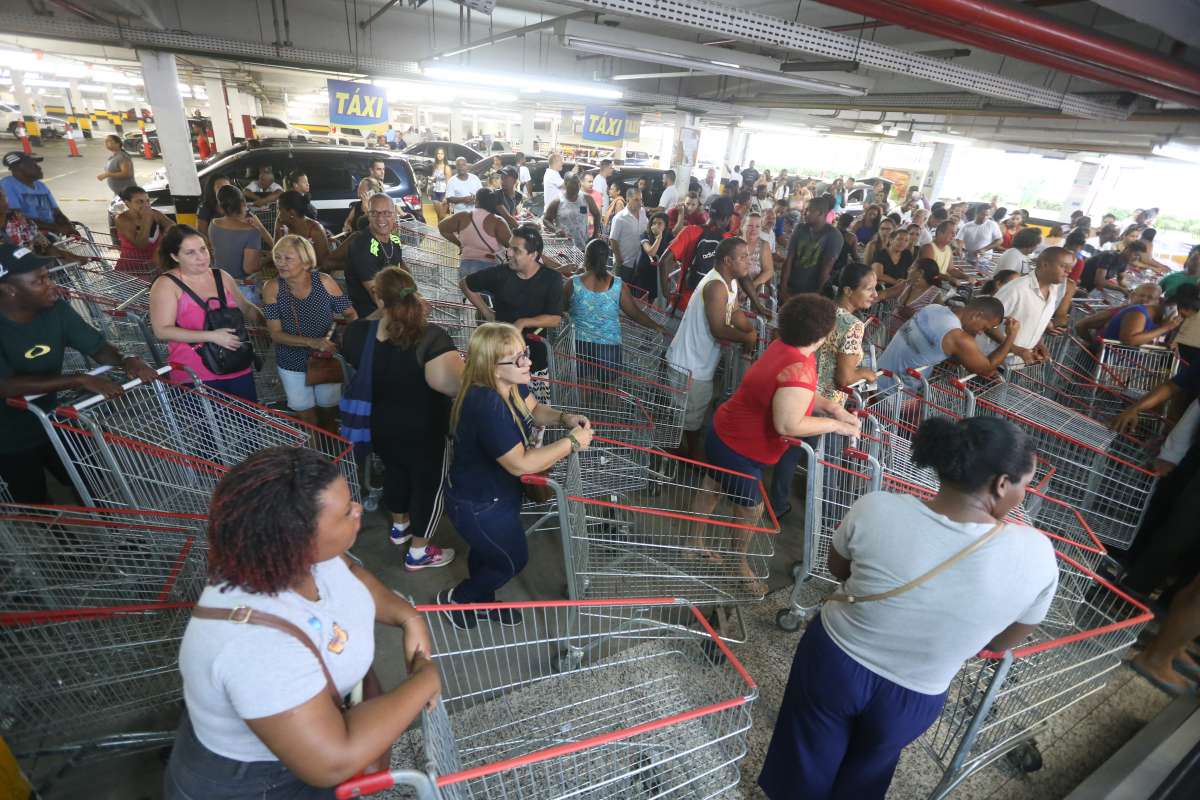 Aniversário Guanabara 2018, loja Niterói na Av. Marechal Deodoro. Centenas de pessoas já esperavam na fola desde as 5 horas da manhã. Houve correria quando as portas foram abertas, porém, sem nenhum acidente ou confusao. Foto: Daniel Castelo Branco / Agência O Dia