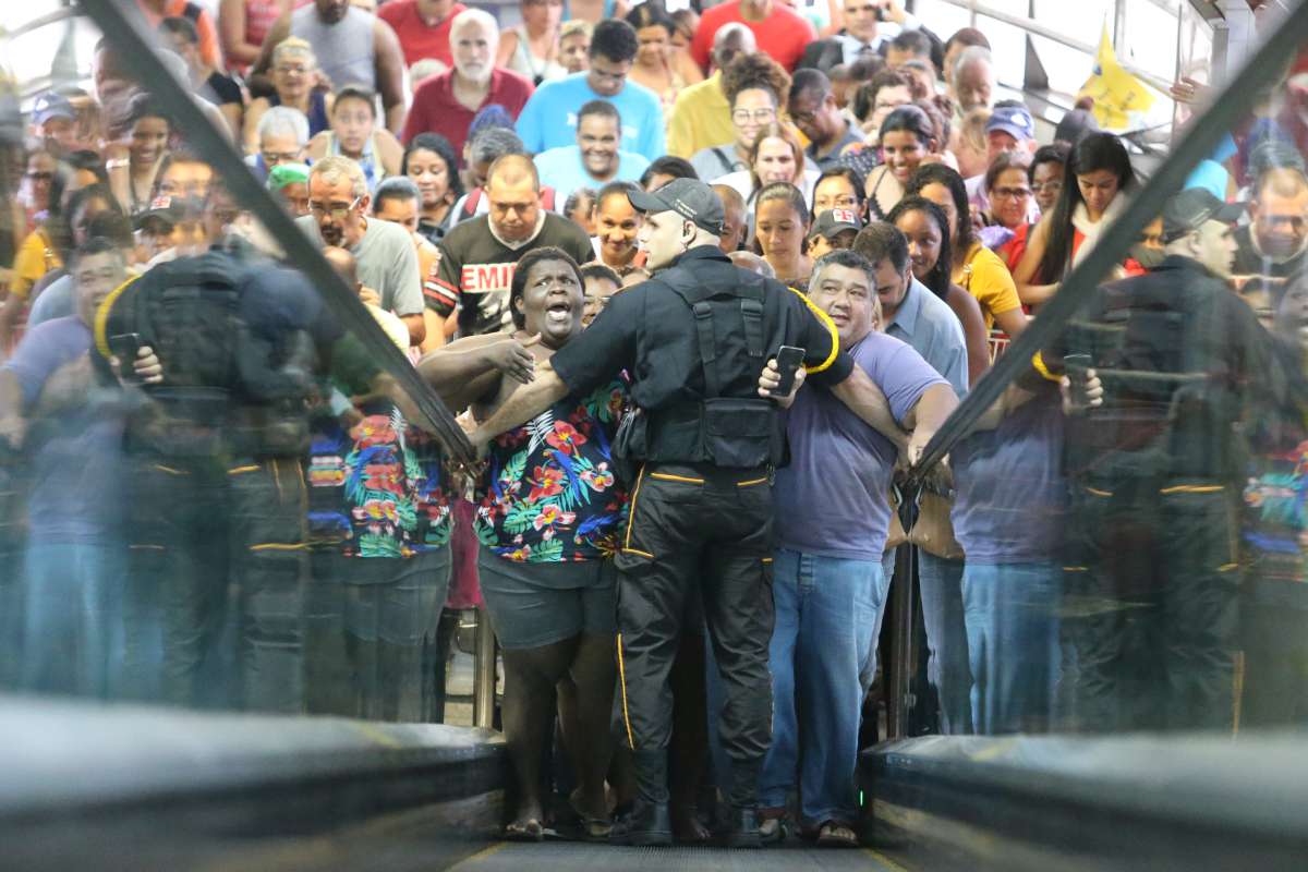 Anivers&aacute;rio Guanabara 2018, loja Niter&oacute;i na Av. Marechal Deodoro. Centenas de pessoas j&aacute; esperavam na fola desde as 5 horas da manh&atilde;. Houve correria quando as portas foram abertas, por&eacute;m, sem nenhum acidente ou confusao. Foto: Daniel Castelo Branco / Ag&ecirc;ncia O Dia