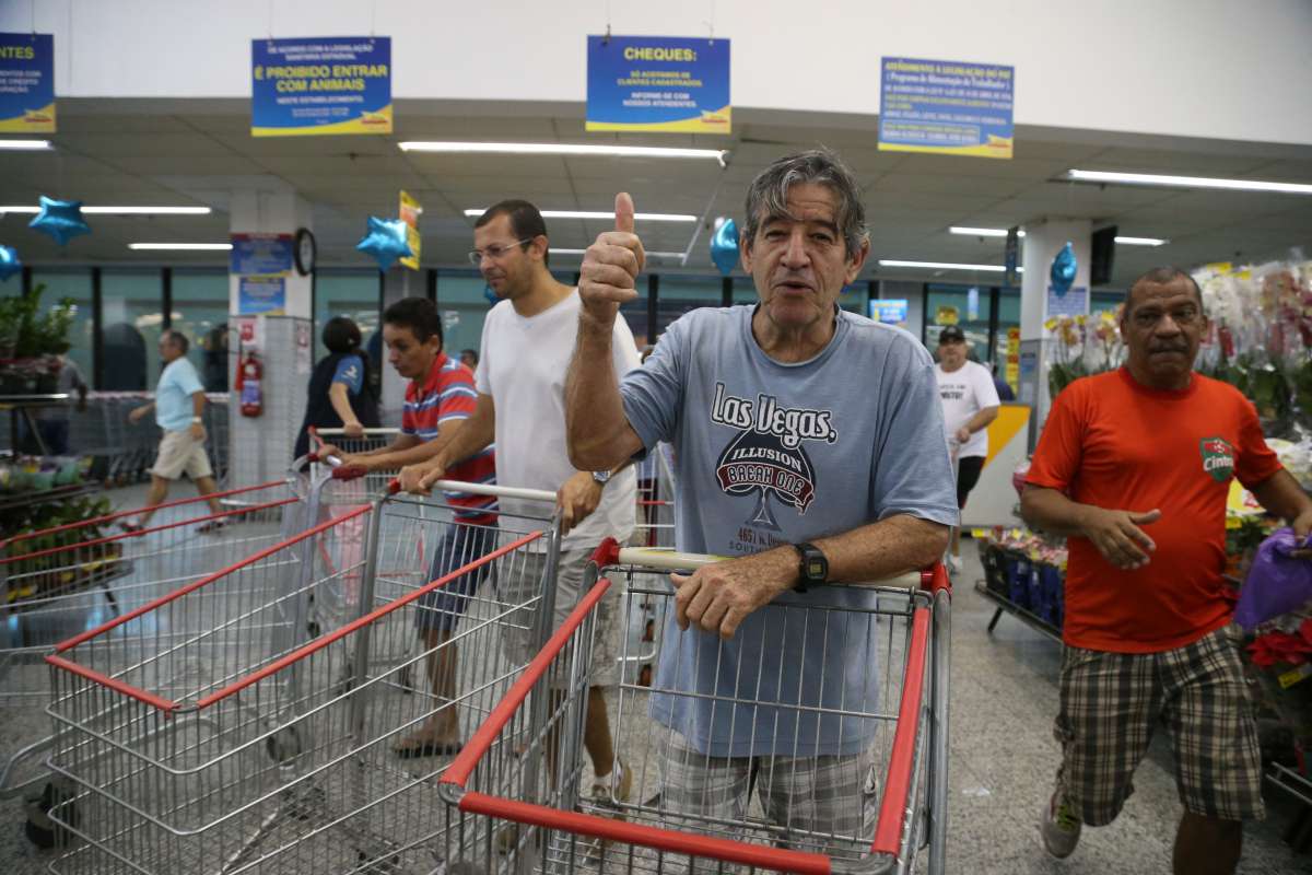 Aniversário Guanabara 2018, loja Niterói na Av. Marechal Deodoro. Centenas de pessoas já esperavam na fola desde as 5 horas da manhã. Houve correria quando as portas foram abertas, porém, sem nenhum acidente ou confusao. Foto: Daniel Castelo Branco / Agência O Dia