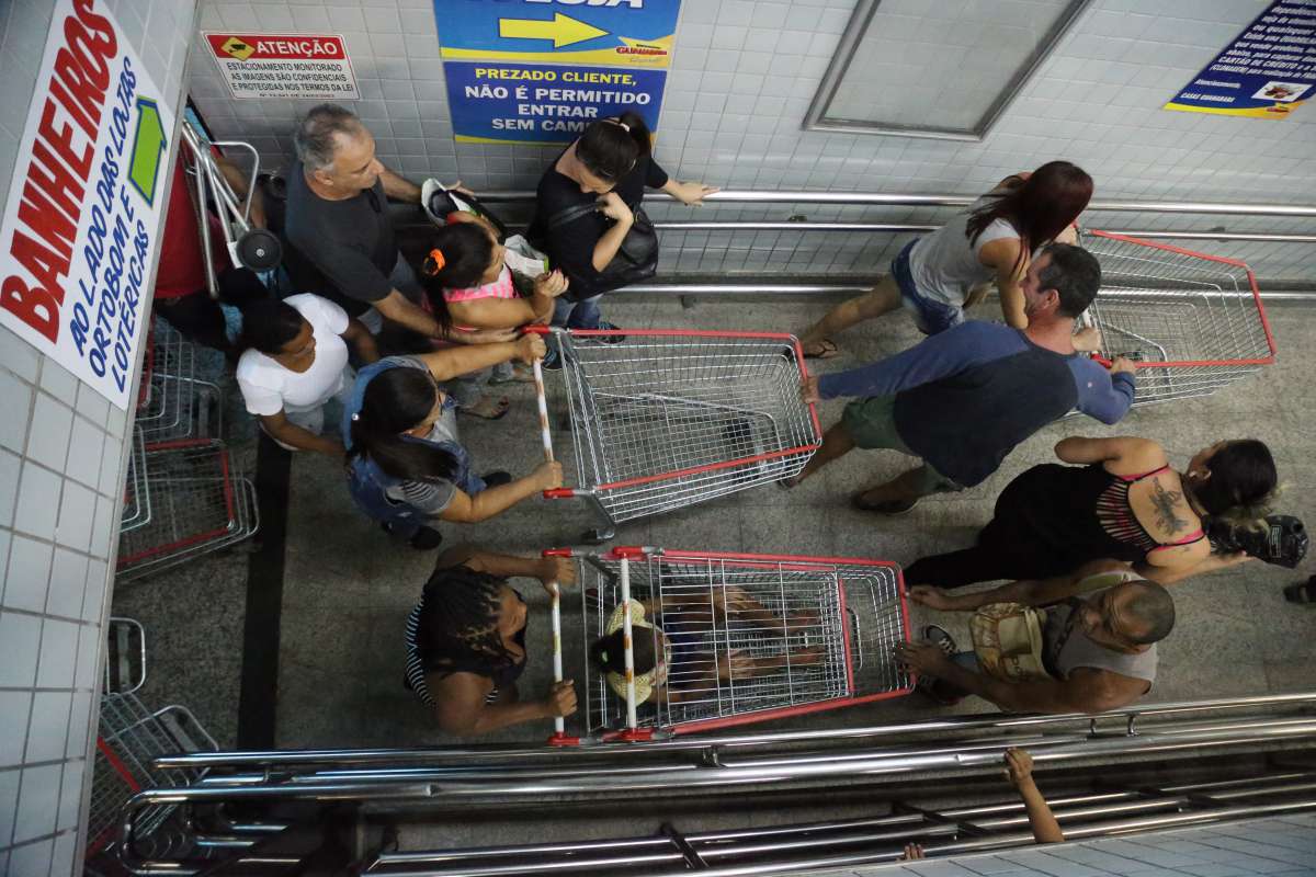 Anivers&aacute;rio Guanabara 2018, loja Niter&oacute;i na Av. Marechal Deodoro. Centenas de pessoas j&aacute; esperavam na fola desde as 5 horas da manh&atilde;. Houve correria quando as portas foram abertas, por&eacute;m, sem nenhum acidente ou confusao. Foto: Daniel Castelo Branco / Ag&ecirc;ncia O Dia