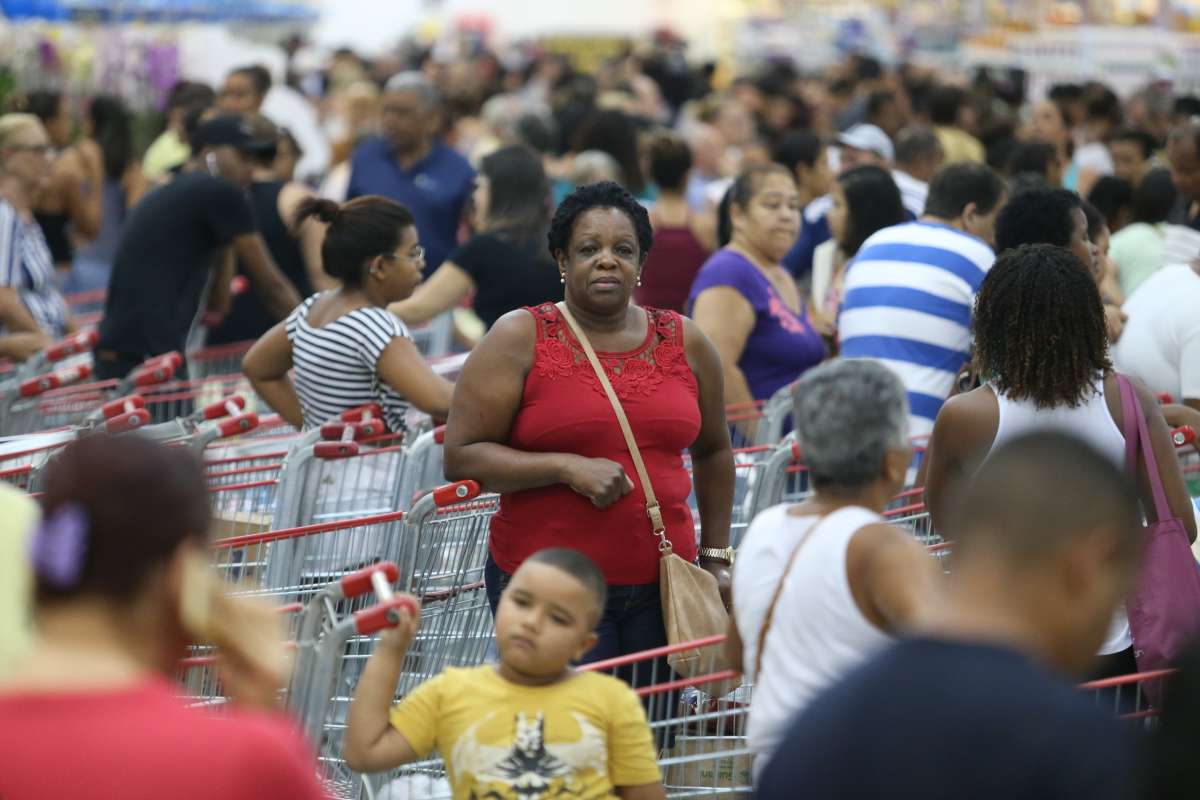 Anivers&aacute;rio Guanabara 2018, loja Niter&oacute;i na Av. Marechal Deodoro. Centenas de pessoas j&aacute; esperavam na fola desde as 5 horas da manh&atilde;. Houve correria quando as portas foram abertas, por&eacute;m, sem nenhum acidente ou confusao. Foto: Daniel Castelo Branco / Ag&ecirc;ncia O Dia