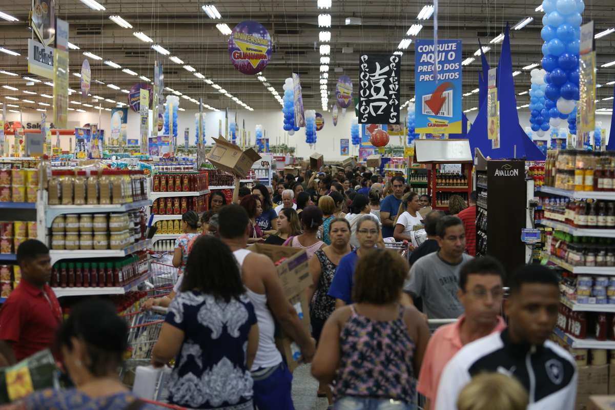 Anivers&aacute;rio Guanabara 2018, loja Niter&oacute;i na Av. Marechal Deodoro. Centenas de pessoas j&aacute; esperavam na fola desde as 5 horas da manh&atilde;. Houve correria quando as portas foram abertas, por&eacute;m, sem nenhum acidente ou confusao. Foto: Daniel Castelo Branco / Ag&ecirc;ncia O Dia