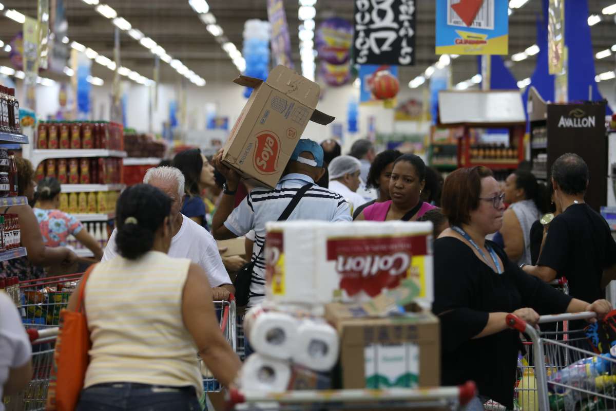 Anivers&aacute;rio Guanabara 2018, loja Niter&oacute;i na Av. Marechal Deodoro. Centenas de pessoas j&aacute; esperavam na fola desde as 5 horas da manh&atilde;. Houve correria quando as portas foram abertas, por&eacute;m, sem nenhum acidente ou confusao. Foto: Daniel Castelo Branco / Ag&ecirc;ncia O Dia