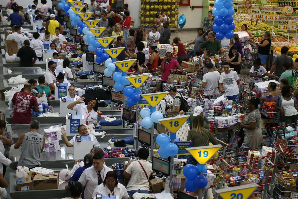 Anivers&aacute;rio Guanabara 2018, loja Niter&oacute;i na Av. Marechal Deodoro. Centenas de pessoas j&aacute; esperavam na fola desde as 5 horas da manh&atilde;. Houve correria quando as portas foram abertas, por&eacute;m, sem nenhum acidente ou confusao. Foto: Daniel Castelo Branco / Ag&ecirc;ncia O Dia
