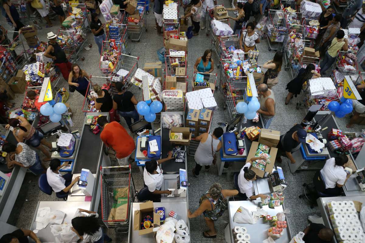 Anivers&aacute;rio Guanabara 2018, loja Niter&oacute;i na Av. Marechal Deodoro. Centenas de pessoas j&aacute; esperavam na fola desde as 5 horas da manh&atilde;. Houve correria quando as portas foram abertas, por&eacute;m, sem nenhum acidente ou confusao. Foto: Daniel Castelo Branco / Ag&ecirc;ncia O Dia