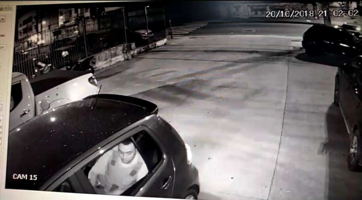 Um dos bandidos teve o rosto filmado por uma câmera de segurança