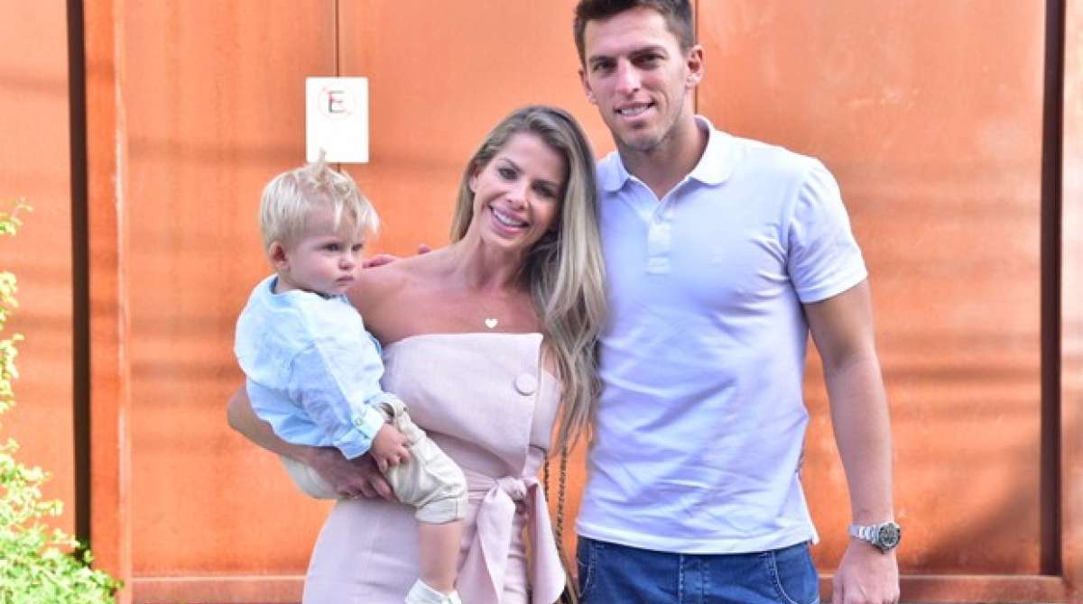 Karina Bacchi foi acompaanhada do filho, Enrico, e do noivo, Amaury Nunes