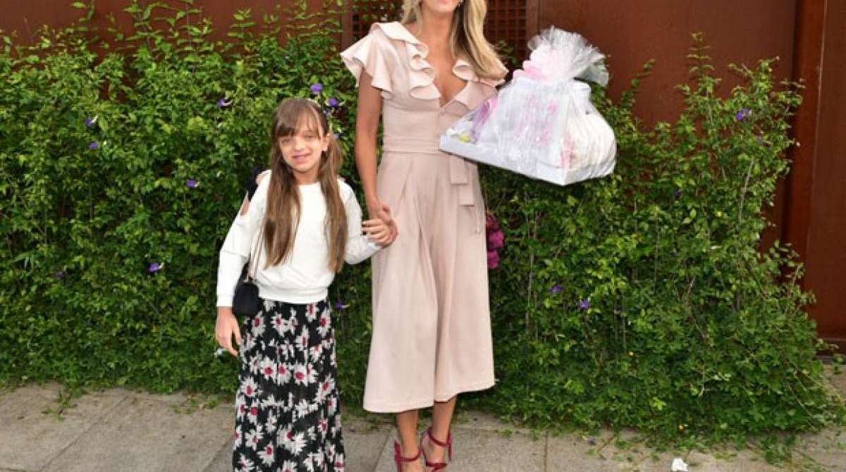 Karina Bacchi foi acompaanhada do filho, Enrico, e do noivo, Amaury Nunes