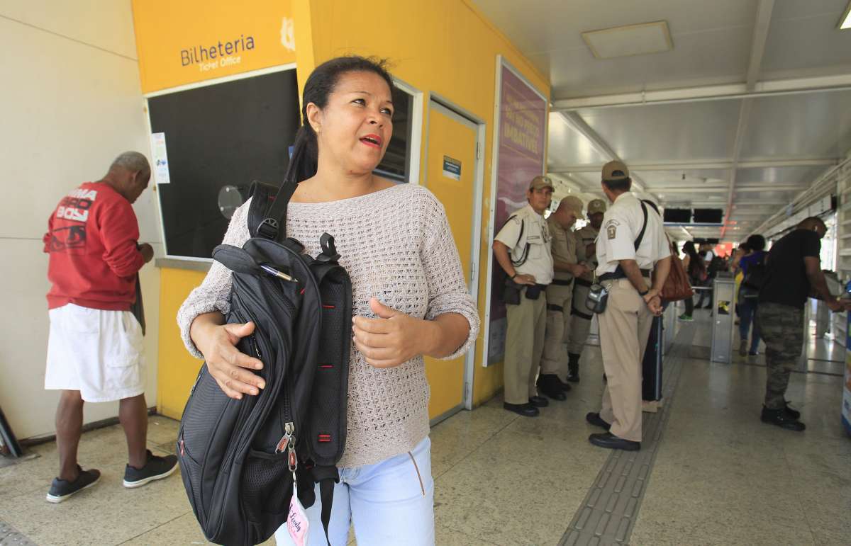 Primeiro dia de multas para quem insiste em não pagar a passagem. Na foto,Guardas Municipais na Estação Manacéia em Madureira.