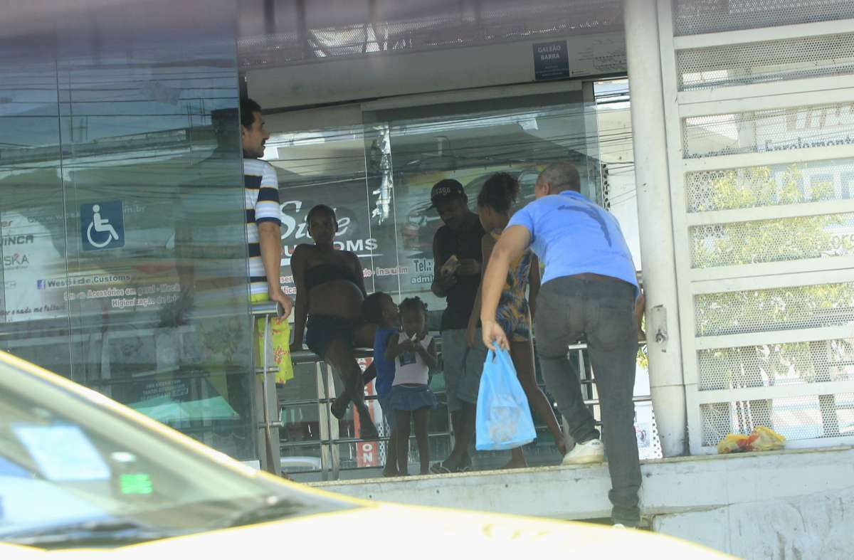 Primeiro dia de multas para quem insiste em não pagar a passagem. Na foto,Guardas Municipais na Estação Manacéia em Madureira.