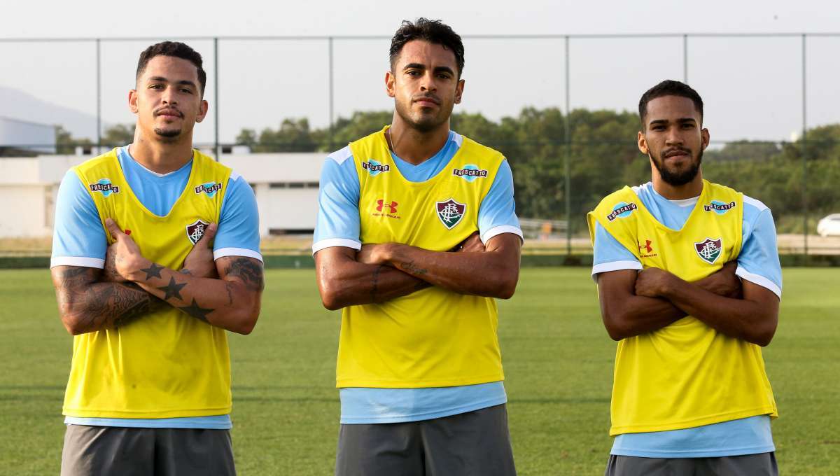 Luciano (E) e Everaldo repetem no treino o que já virou uma marca registrada: a comemoração de gols com os braços cruzados -  fotos LUCAS MERÇON / FLUMINENSE