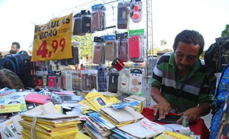 Camelôs reclamam por não conseguirem trabalhar no Largo da Carioca