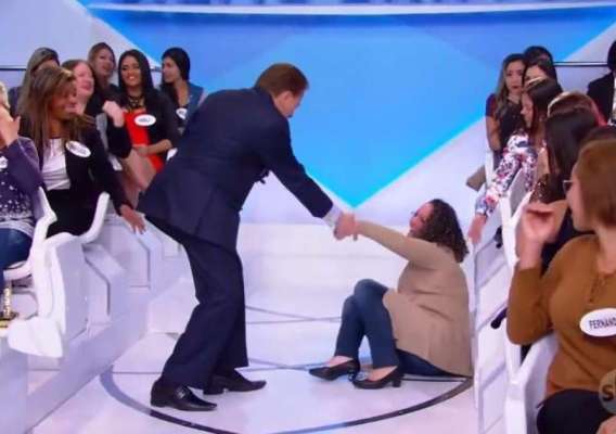 Silvio Santos socorre mulher após tombo no palco de seu programa